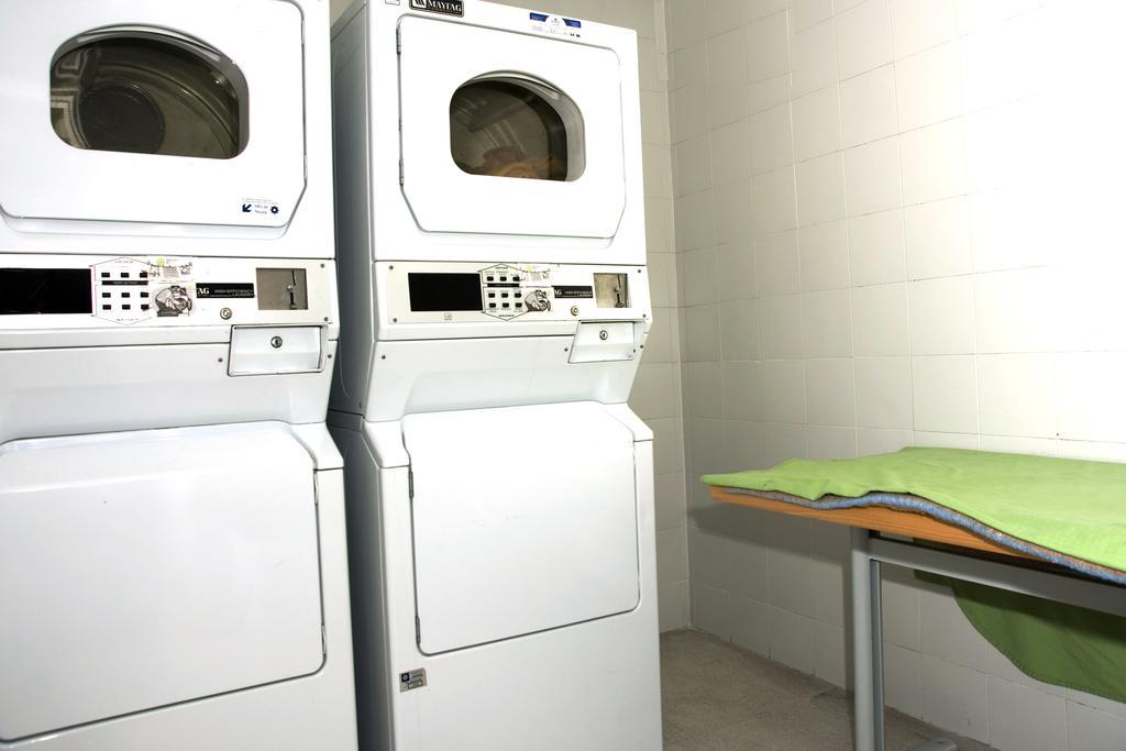 Hostal Welcome Madrid Bagian luar foto