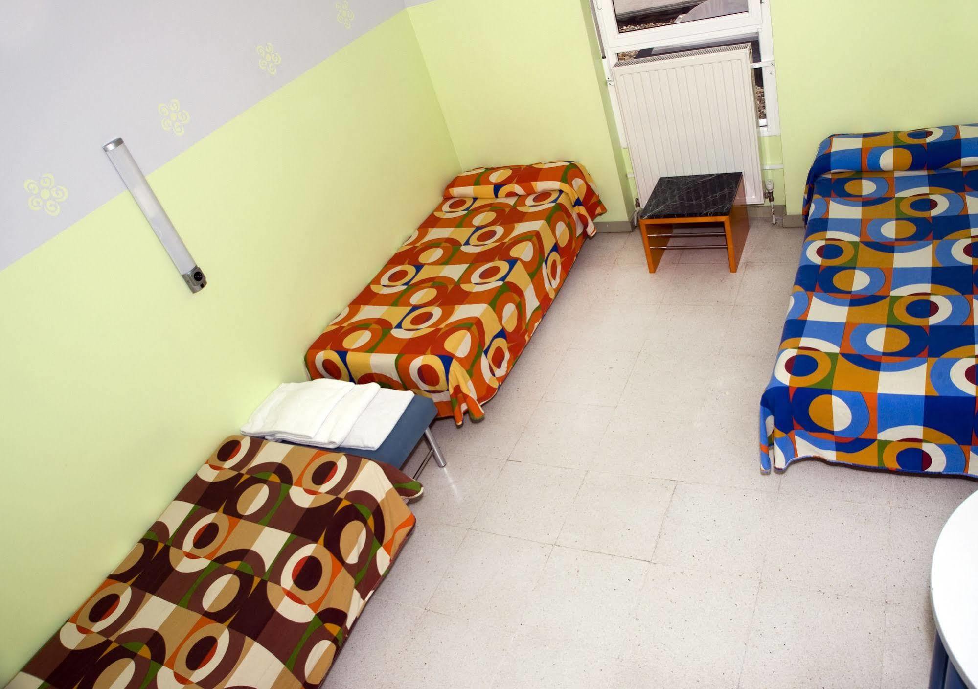 Hostal Welcome Madrid Bagian luar foto