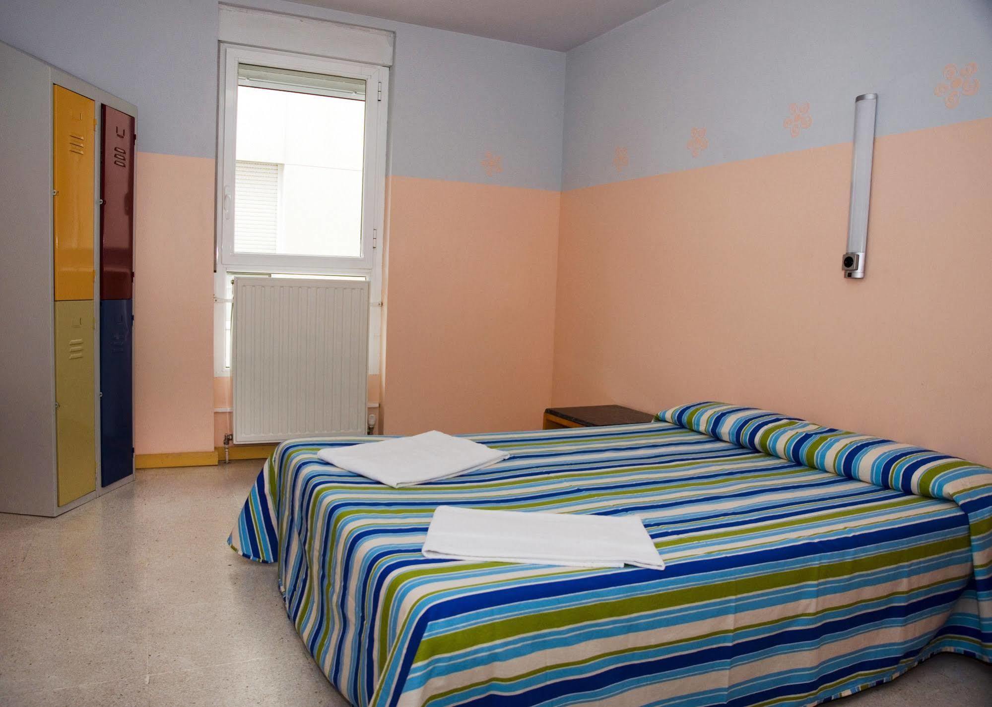 Hostal Welcome Madrid Bagian luar foto